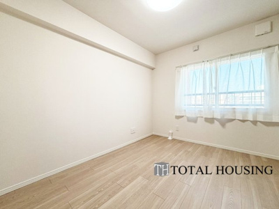 【洋室】 | パーソナルステージ中島公園グレイス | 洋室　約6.0帖
大きな窓からたっぷりの日差しが降り注ぐ明るい室内です。気持ちの良い朝日を受けて、目覚めの良い健康的な朝を迎えられそうです。