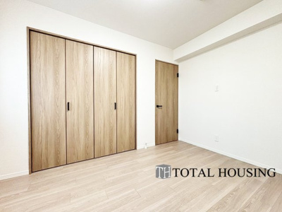 【洋室】 | パーソナルステージ中島公園グレイス | 洋室　約6.0帖
シンプルデザインなことによりご自分お好みのレイアウトがしやすい主寝室。クローゼットが設置されているのでお部屋の整理整頓もすっきり楽々。お部屋をよりゆったりとお使い頂けます。