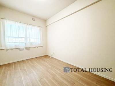 【洋室】 | パーソナルステージ中島公園グレイス | 洋室　約5.5帖
お陽さまの光とさわやかな風をたっぷりとりこめます。室内はいつも明るい印象なので気持ちの良い朝を迎えられます。毎日の生活も明るくなりそうです。間取りも使いやすくベッドも置けます♪