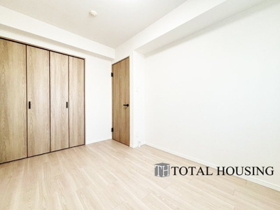 【洋室】 | パーソナルステージ中島公園グレイス | 洋室　約5.5帖
家族一人ひとりの大切なプライベート空間。趣味に合わせて使って頂けるようシンプルに仕上げてあります。暮らし心地を大きく左右する収納を、適材適所に配置し使い勝手を考慮しました。