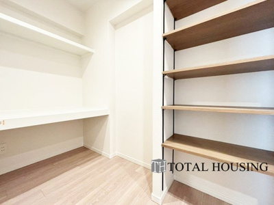 【収納】 | パーソナルステージ中島公園グレイス | 納戸　約2.3帖
納戸には生活用品や食品庫など、様々な物を収納可能となり、使い勝手よく便利にご使用いただけます。