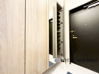 【玄関】 | パーソナルステージ中島公園グレイス | トールサイズのシューズボックスを完備している為、玄関まわりもスッキリ♪おでかけ前の身だしなみチェックもできる姿見も嬉しいですね！