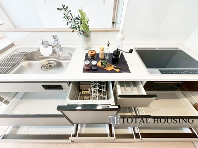 【キッチン】 | パーソナルステージ中島公園グレイス | 食器洗乾燥機付きで家族の食器もピカピカ。後片付けもラクラクこなせて、日々の生活には欠かせない便利設備。環境にもママの手にも優しいのがうれしいですね。