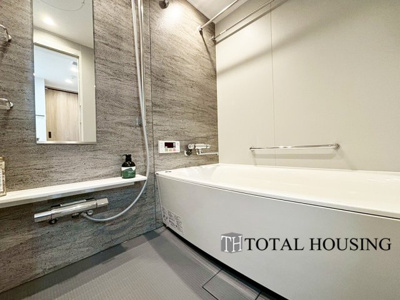 【浴室】 | パーソナルステージ中島公園グレイス | 浴室乾燥機と追い焚き機能付で、いつでも快適なバスタイムをお楽しみいただけます。ゆったりと湯船につかり、身も心もリフレッシュしてください。