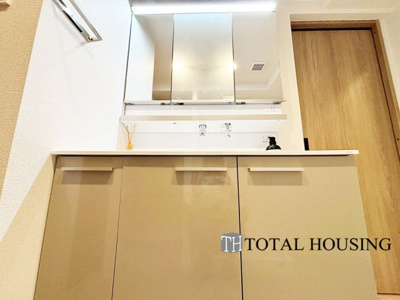 【独立洗面台】 | パーソナルステージ中島公園グレイス | 一日の始まりの朝、歯磨きをしたりメイクや髪をセットしたり・・・使いやすさが考えられた3面鏡です♪シャワー付水栓で洗面台でのシャンプーや毎日の掃除に大変便利ですね♪