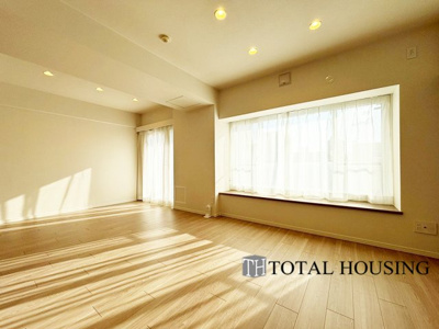 【居間・リビング】 | パーソナルステージ中島公園グレイス | オープンでのびやかな空間を生み出す、こだわりの広がりとゆとり。家族と過ごす時間を大切にしたい方にぴったりの明るくゆとりある住空間です。南側の窓からの日差しがリビングの隅々までしっかりと届きます！