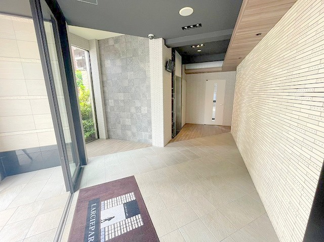 ラルシェパルク新大阪のエントランス