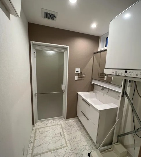 【シャワールーム】