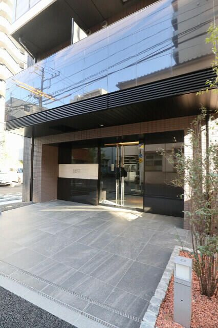 LUMEED南千住のエントランス