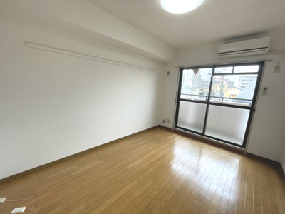 【居間・リビング】 | ジョイフル上新庄 | こちらのリビングで趣味の時間をお楽しみください