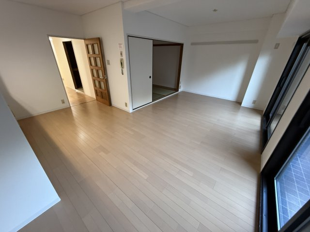 近鉄緑地公園グランドハイツの居間・リビング