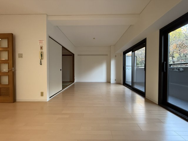 近鉄緑地公園グランドハイツの居間・リビング