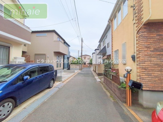 【前面道路含む現地写真】 | 小学校4分　宅配ボックス付き　菅野1号棟 | 販売現地