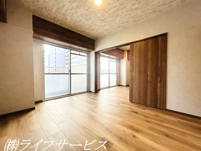 【洋室】 | ハイム北野 | バルコニー側洋室６帖／各居室はそれぞれ６帖確保！