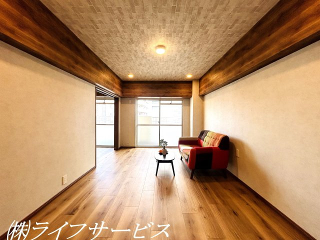 【居間・リビング】 | ハイム北野 | ＬＤＫ約１２帖／室内リフォーム済につきすぐのご入居が可能！天井などのアクセントクロスとダウンライトがポイントのお部屋です！