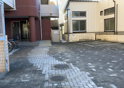 【庭】 | ファーストクラス本厚木 | 物件によっては、入居者が個人的に使用できる専用庭がついているものもあります。また、住宅の中にある土間の部分を庭と呼ぶこともあります。庭の用途は住む人によって変わり、それによってデザインもさまざまです。