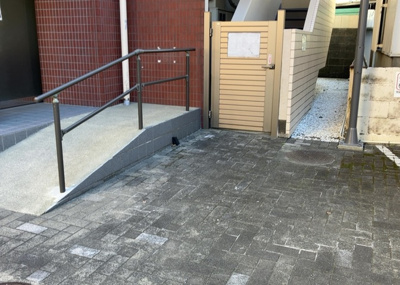 【中庭】 | ファーストクラス本厚木 | 中庭（パティオ）とは、一つの建築物の内部に設けられた、壁などで囲われている庭のことを指します。コの字型、ロの字型が主流ですが、L字型の中庭もあります。最近では、インテリア性の高さからも人気があります。