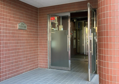 【エントランス】 | ファーストクラス本厚木 | マンションのエントランスには、もともと風よけや防犯の役割がありますが、マンションによって宅配ボックスなどの設備が備わっている所もあります。日々の生活をイメージしながら生活しやすさをチェックしましょう。
