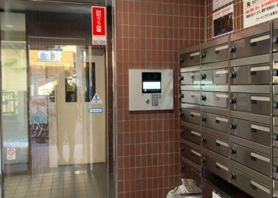 【受付】 | ファーストクラス本厚木 | 受付はマンションコンシェルジュがいる場合もあれば、管理人が滞在する小部屋を総称して呼ぶことがあります。主にエントランスに設置されていることから、防犯面でも期待ができます。防犯設備がない場合はより安心！