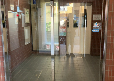 【ロビー】 | ファーストクラス本厚木 | ロビーというと、エントランスと何がちがうの？と思いますよね。実はロビーとエントランスには明確な決まりはありません。物件によっては、エントランスを入って広がるある程度の広さのある空間がロビーとなります。