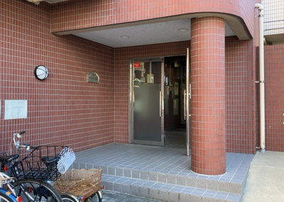 【防犯設備】 | ファーストクラス本厚木 | 室内の防犯設備もチェックしましょう！モニター付きインターホンが設置されているか、防犯シャッターが設備されているか、ベランダに人が上がってきにくい高さかなどチェックしておくと入居後も安心できるでしょう。