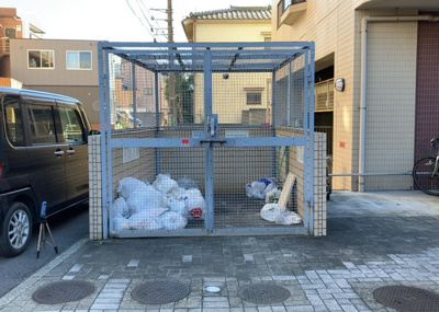 【設備】 | ファーストクラス本厚木 | 共有部分は、住民なら誰もが使える設備のこと。例えば駐車場やエレベーター、インターネット設備、セキュリティ設備などがあります。他にも、マンションの廊下・外部階段やエントランス・ゴミ置き場などがあります。