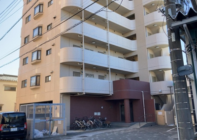【外観】 | ファーストクラス本厚木 | 隣家の土地はどうなっているのか、生活利便施設が近くにあるのか、学校まで近いかなど、お客様のライフスタイルにあわせたイメージが重要です。また、近くにあると困る施設が近くにないかも確認するといいでしょう。