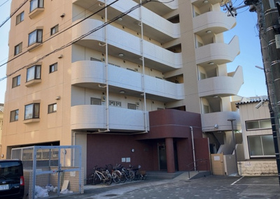 【外観】 | ファーストクラス本厚木 | 景色重視でお家選ぶをするとスーパーが遠い！学校が遠い！など生活をするうえで利便性で困ることもあります。まず一度現地を見学する際に、周辺の施設などがあるかを確認し、暮らし始めた後のことを想像しましょう。