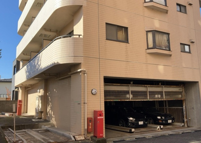【現況写真】 | ファーストクラス本厚木 | 道幅が広い場所は日当たりや風通が良好です。幅が広いのですれ違いも可能ですし大きな車でも駐車可能！一方で、大型車が通ることも多くなるため交通量の増加により騒音に繋がります。また土地の値段が高くなります。