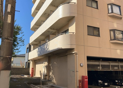 【構造・工法・仕様】 | ファーストクラス本厚木 | ＳＲＣ造は強度や耐震性の面でもRC造と比べて優れています。そのため、10階建以上の高層または超高層マンションなどの建築にも多く採用されています。柱や梁などのサイズが小さくても高い耐震性を確保できます。