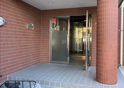 【玄関】 | ファーストクラス本厚木 | 玄関は家の顔でもあり、家族以外の目にも止まる場所です。玄関は外との間を仕切る扉、靴などをしまっておく収納スペース、靴脱ぎのたたきスペース、来客とのやり取りをするドアホンなど複数のアイテムからなります。