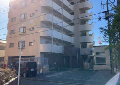 【外観】 | ファーストクラス本厚木 | 外観はマンション管理がされているかの目安になります。築年数が古いと、壁面は劣化してひび割れが生じることも！建物が古びていても細かいところが修繕されていると、きちんと管理されているなぁと感じるでしょう。