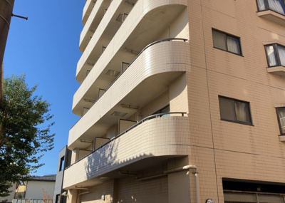 【バルコニー】 | ファーストクラス本厚木 | 一般的なバルコニーは、奥行1.5ｍ程ですが、ワイルドバルコニーは2ｍまで広がっています。そのため洗濯物の間隔をあけ干すことができ、乾きやすいというメリットや、ガーデニングが楽しめる等の特徴があります。