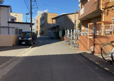 【展望】 | ファーストクラス本厚木 | 景色重視でお家選ぶをするとスーパーが遠い！学校が遠い！など生活をするうえで利便性で困ることもあります。まず一度現地を見学する際に、周辺の施設などがあるかを確認し、暮らし始めた後のことを想像しましょう。