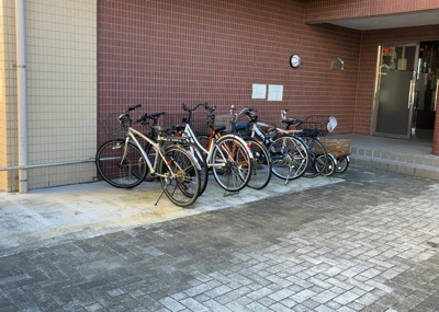 【駐車場】 | ファーストクラス本厚木 | 車一台あたりに必要なスペースは、標準サイズの普通自動車で横幅2m50cm、長さ5mは必要になります。ただし、乗降のことも考慮して横幅3m30cm、長さ5m50cmほどは確保できるところを選びましょう。