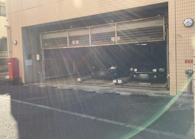 【駐車場】 | ファーストクラス本厚木 | 駐車場と明記されていても、最小スペースでつくられた駐車場だと大型車は駐車できなかったり、出入りしにくくなったりする可能性があります。お車のサイズと購入したい物件の駐車場のサイズを現地で確認しましょう。