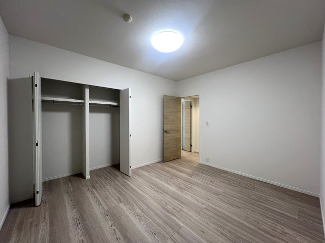 北山田の綺麗な街並みに佇むマンション【ビューリッシュ港北ニュータウンアジュリーヌ】の洋室|明るい洋室です