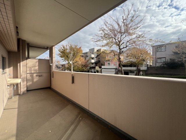 北山田の綺麗な街並みに佇むマンション【ビューリッシュ港北ニュータウンアジュリーヌ】のバルコニー|暖かな日差しのふりそそぐバルコニー