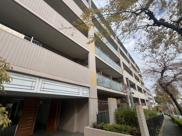 北山田の綺麗な街並みに佇むマンション【ビューリッシュ港北ニュータウンアジュリーヌ】の外観|落ち着いた雰囲気の外観です