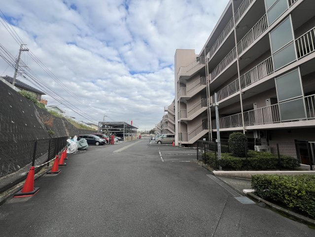 北山田の綺麗な街並みに佇むマンション【ビューリッシュ港北ニュータウンアジュリーヌ】の駐車場|駐車場があります