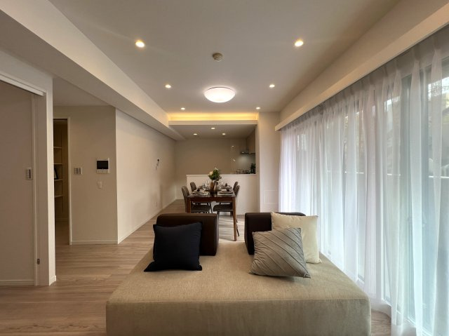 北山田の綺麗な街並みに佇むマンション【ビューリッシュ港北ニュータウンアジュリーヌ】の居間・リビング|おしゃれな居間です