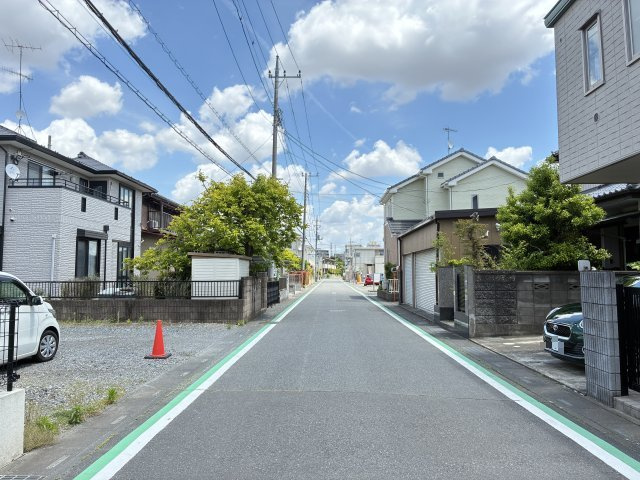 『北鴻巣駅』東口9分・約54坪の南接道の整形地の前面道路含む現地写真