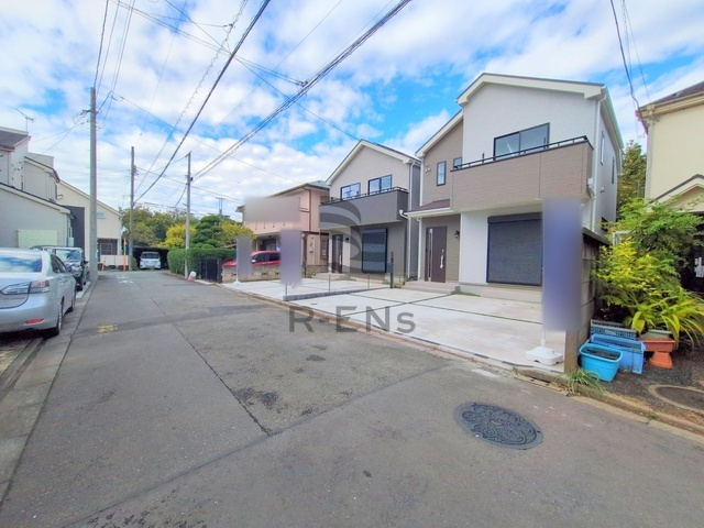 【前面道路含む現地写真】 | 西東京市泉町１丁目　新築戸建て　B号棟 | 落ち着いた低層住宅街の一角、穏やかな街並みが広がります
