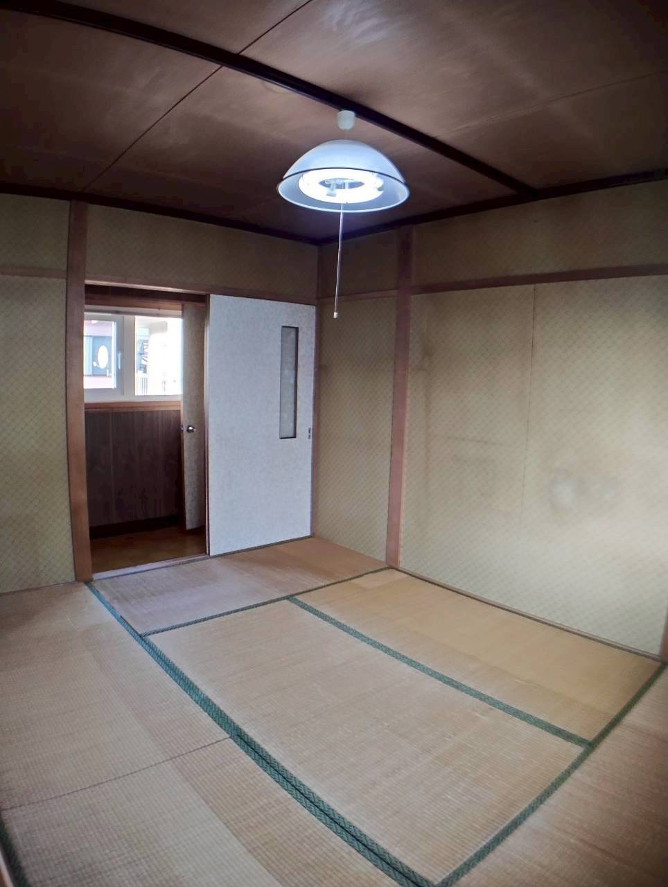 興津２丁目10　中古住宅の和室|2階和室　階段手前