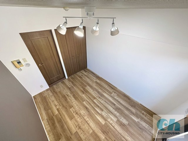 K2ヴィラ 408号室の居間・リビング