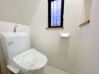 【トイレ】 | 枚方市松丘町戸建 | 温水便座完備のトイレとなっております！