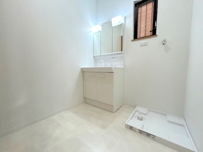 【独立洗面台】 | 枚方市松丘町戸建 | 洗面も広々としております！
窓もございますので、換気もバッチリ！