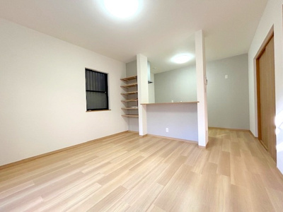 【居間・リビング】 | 枚方市松丘町戸建 | 約11.7帖のLDKでご家族との時間をお過ごしください！