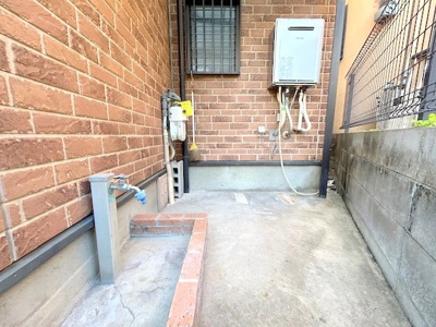 【周辺】 | 枚方市松丘町戸建 | 屋外水栓がございますので、敷地内の清掃から洗車が可能です！