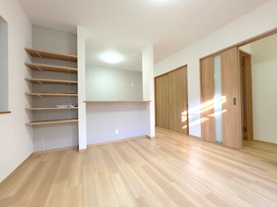 【居間・リビング】 | 枚方市松丘町戸建 | リビングにも収納棚が完備されております！
